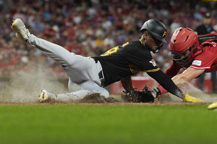 reynolds extends hit streak to 22 games with a 2-run homer and pirates beat reds 9-5