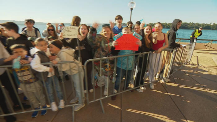 thousands gather outside opera house ahead of youtuber's huge giveaway