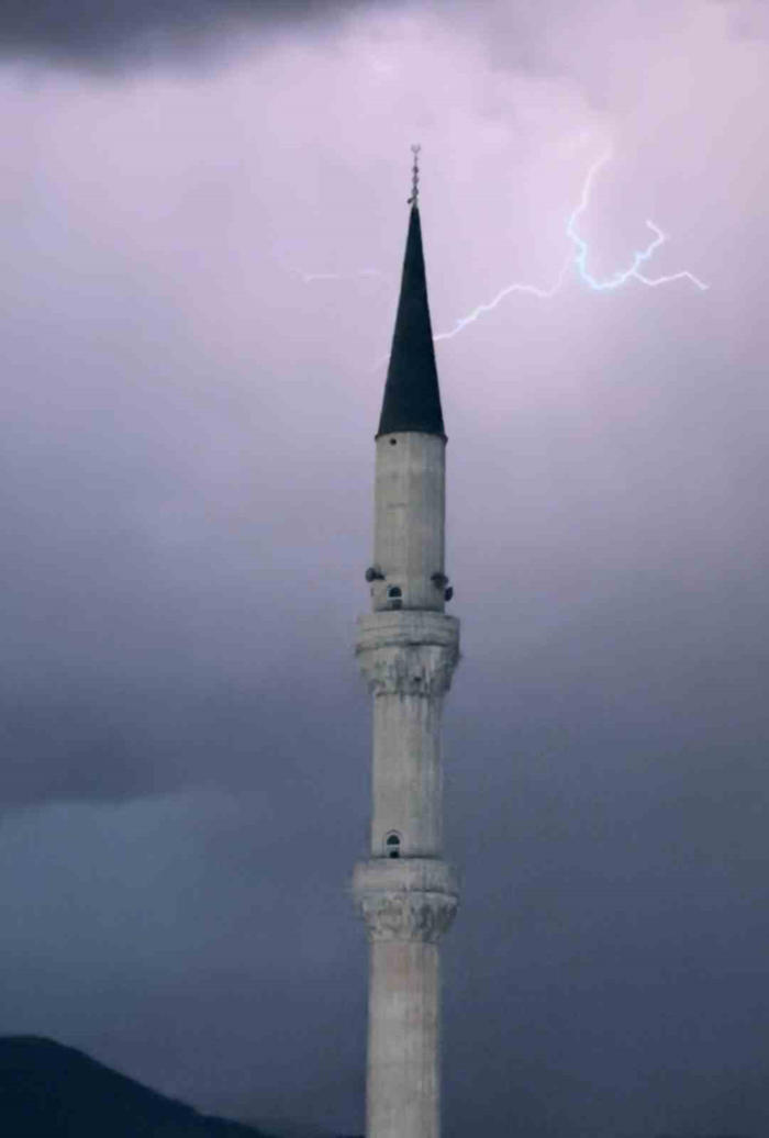 yüksekova’da cami minareleri arkasında çakan şimşeklerden görsel şölen