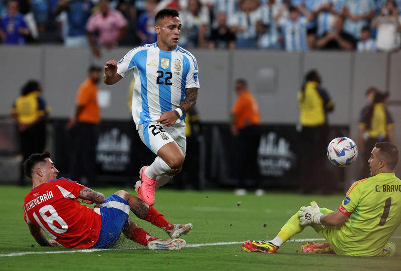 argentina gana a chile con agónico gol de lautaro martínez y clasifica a cuartos de copa américa