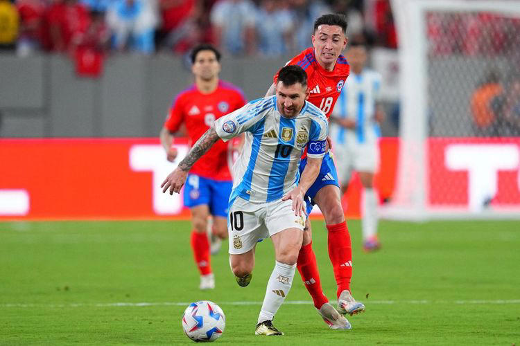 hasil copa america 2024 - argentina gebuk cile berkat gol bomber inter milan, lionel messi dkk jadi tim pertama yang lolos ke perempat final