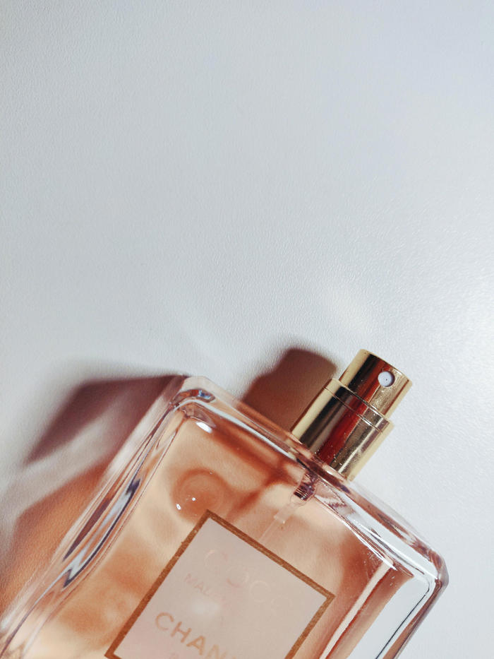 a parfümgyártók 15 legjobb trükkje, hogy sokáig érezhető legyen rajtad az illat: ezeket próbáld ki a szakértők szerint!