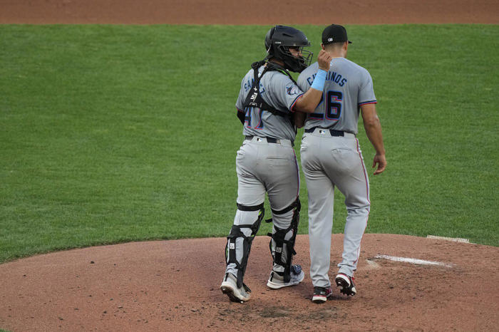 gordon's and chisholm's two-out hits rally marlins past royals, 2-1