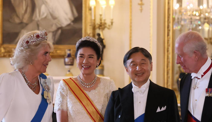 英国王の晩餐会 笑顔の皇后雅子さまの頭上で輝く花とダイヤの宝冠は「初めて」の「第二ティアラ」
