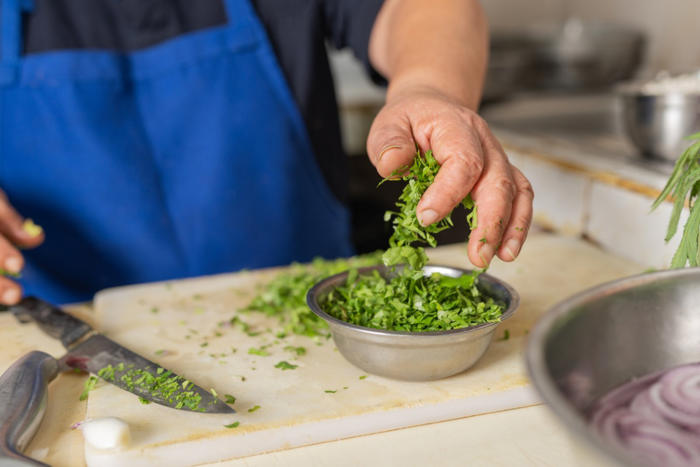 10 cosas que no sabías del cilantro: no solo elimina el dolor de estómago y náuseas