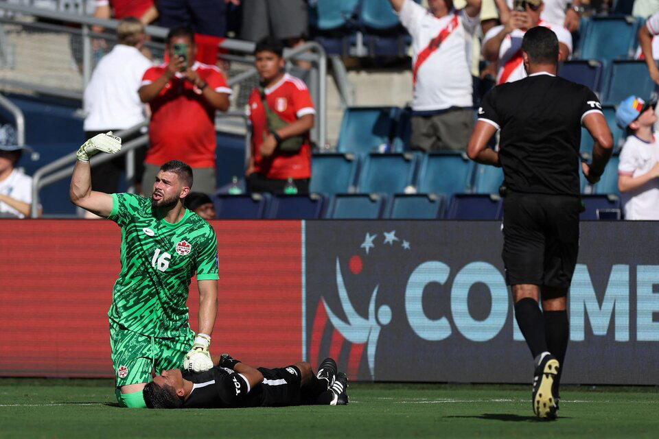 dramáticas imágenes: árbitro asistente de perú vs canadá se desplomó en pleno partido
