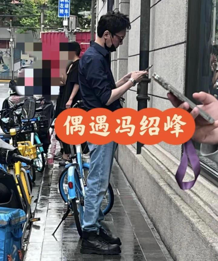 冯绍峰带儿子看舞台剧，5岁想想罕见露脸，被指既像冯绍峰又像赵丽颖