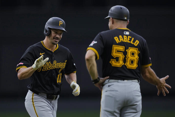 reynolds extends hit streak to 22 games with a 2-run homer and pirates beat reds 9-5