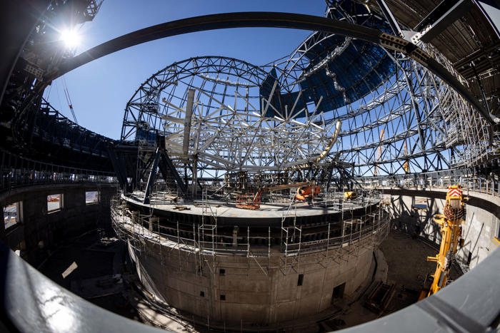 la hazaña de construir el mayor telescopio del mundo en medio del desierto chileno
