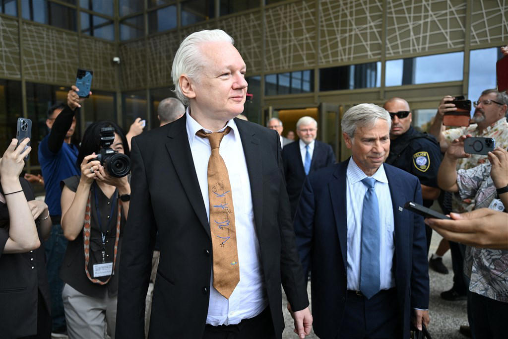 wikileaks-oprichter julian assange is vrij en onderweg naar australië