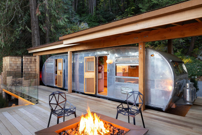 querrás vivir en este camper lleno de diseño en medio del bosque