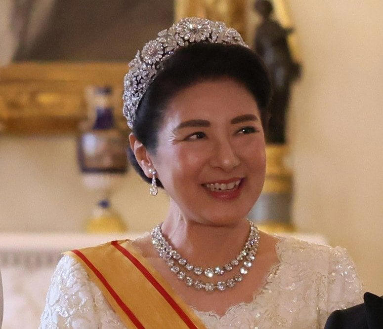英国王の晩餐会 笑顔の皇后雅子さまの頭上で輝く花とダイヤの宝冠は「初めて」の「第二ティアラ」