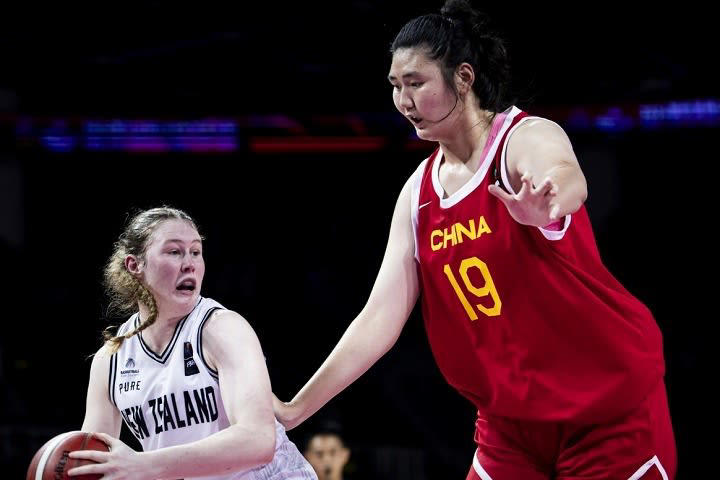 「でかすぎ！」「理不尽すぎる...」女子バスケ日本代表が対戦する“220㎝”の中国人選手に世界中が注目！「史上no.1も狙える」