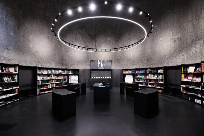 elegante, moderna y minimalista, así es la librería de marta ortega