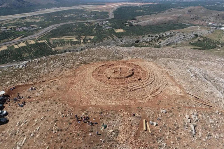 Veduta aerea della struttura circolare e labirintica di epoca minoica scoperta sull'isola di Creta