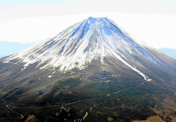 富士山火口付近で倒れている3人発見、心肺停止か 登山客の捜索中