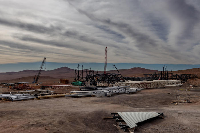la hazaña de construir el mayor telescopio del mundo en medio del desierto chileno