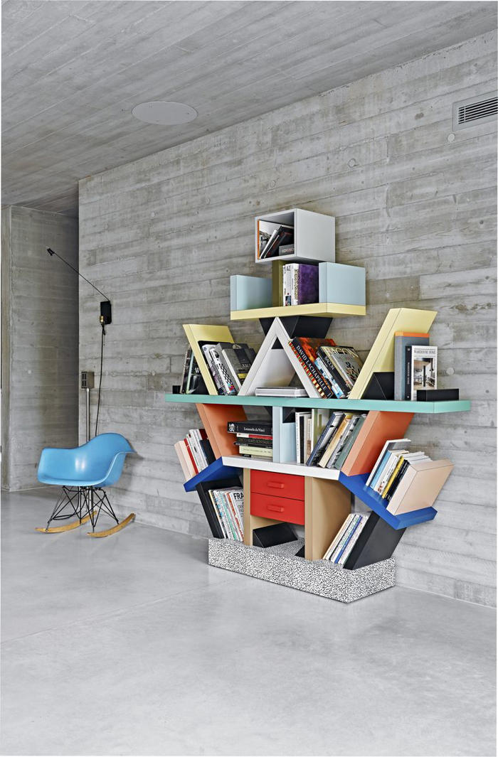 una casa moderna de estilo brutalista con unos interiores que revitalizan el hormigón con muebles de diseño a todo color de inspiración ochentera