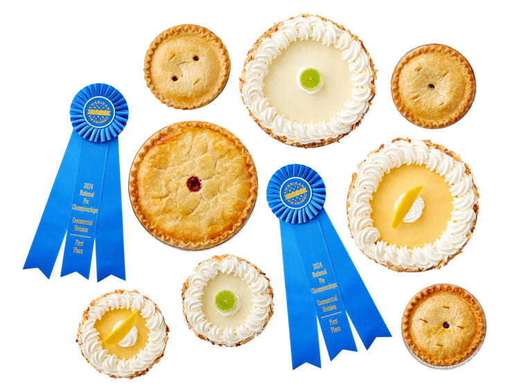 Which Publix pies earned blue ribbons in national commercial bake-off?