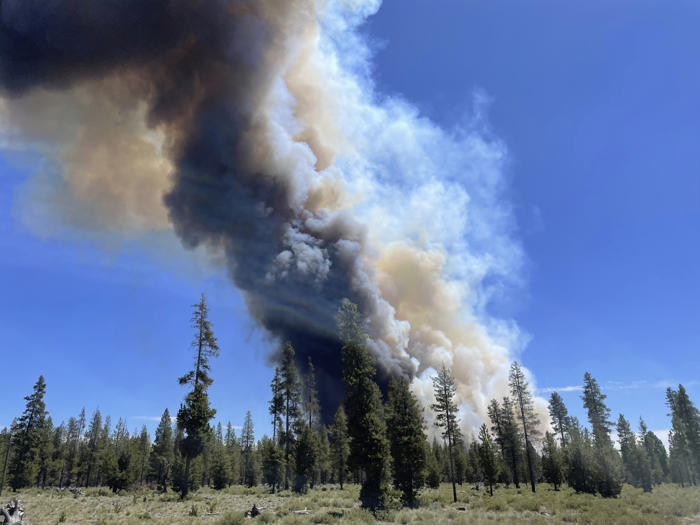 huge oregon wildfire sparks mass evacuations – mapped