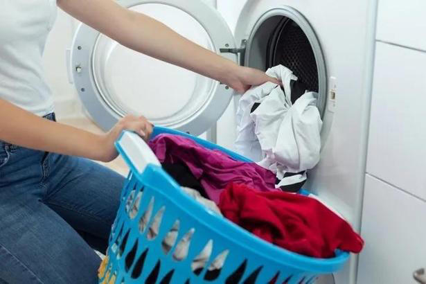 rengi solan çamaşırları sakız gibi beyazlaştırıyor; ev hanımları bu yöntemi tahmin bile edemedi