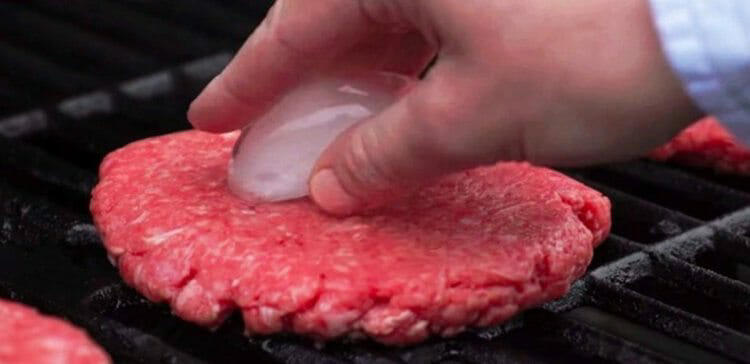 spana in smarta knepet: lägg en isbit på hamburgaren – resultatet får hemmakockar att häpna