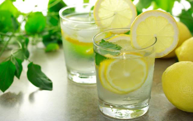 sposób na najlepszą lemoniadę na upały. wypróbuj 7 dodatków, które zmienią smak wody z cytryną. niektóre z nich znajdziesz w domowym ogródku