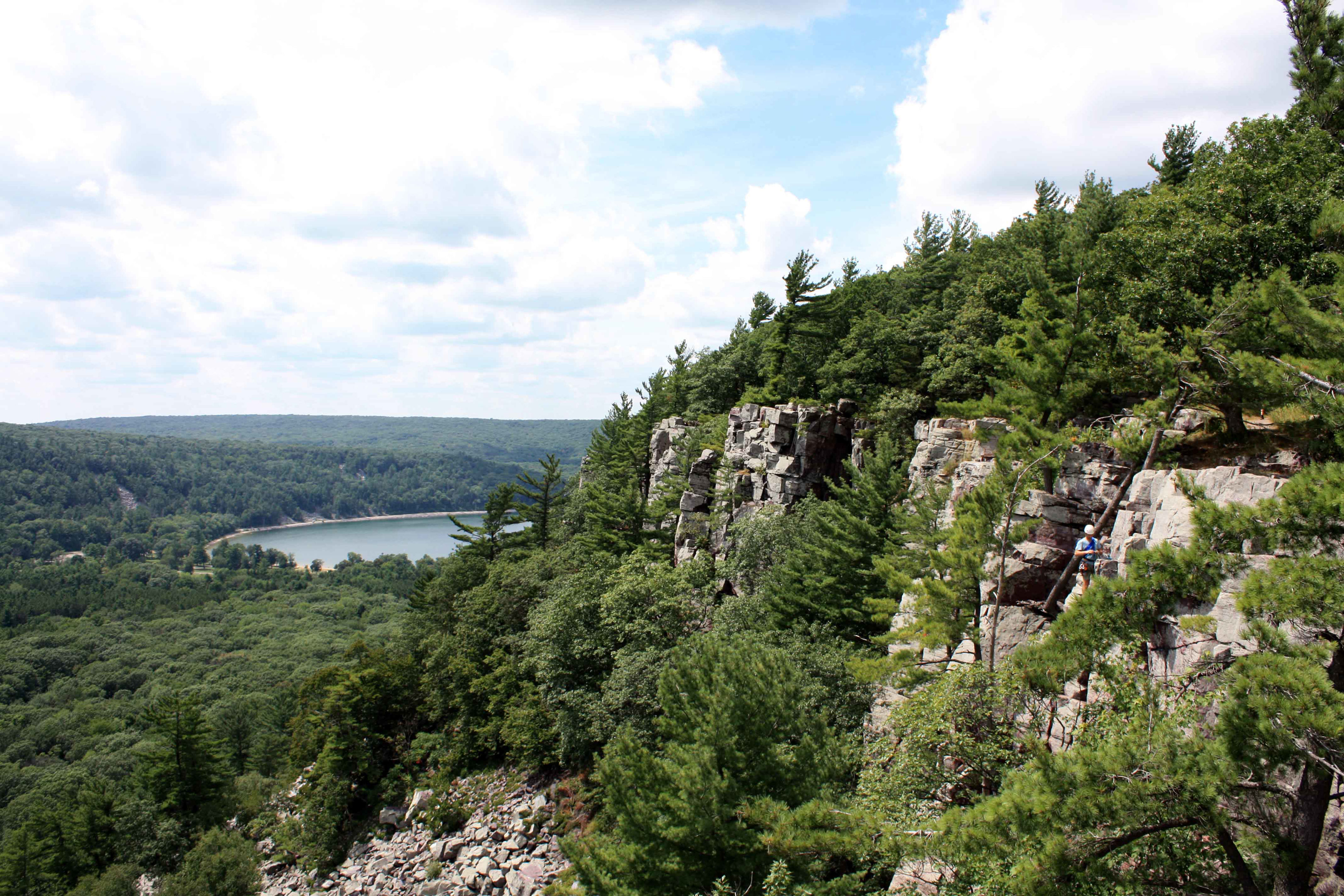 DNR investigates possible fall at Devil's Lake State Park
