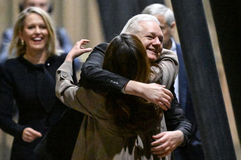 julian assange makes emotional arrival in australia as he shares loving moment with his wife