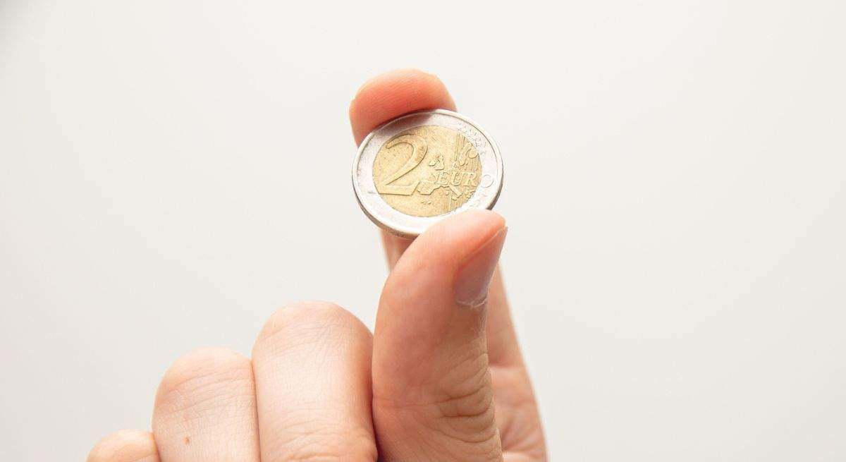revisa tus bolsillos: el fallo de esta moneda de dos euros te puede hacer ganar 2.000 euros