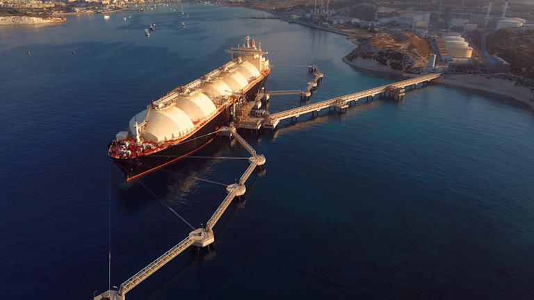 Ein LNG-Gastanker legt per Steg an einem Hafen an