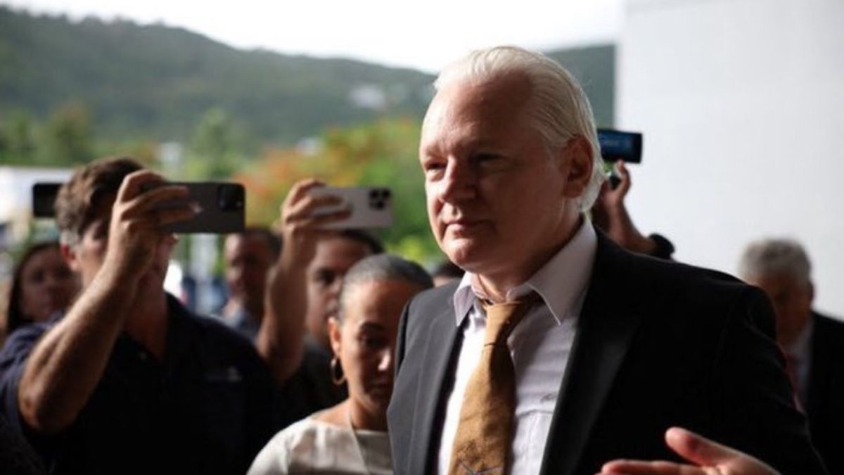 WikiLeaks Founder Julian Assange Hugs Wife, Father As He Returns To ...