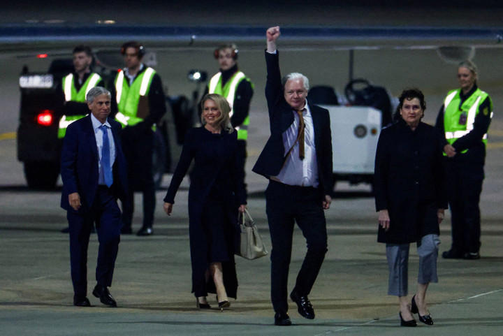 assange mendarat di australia, langsung peluk istri dan ayah