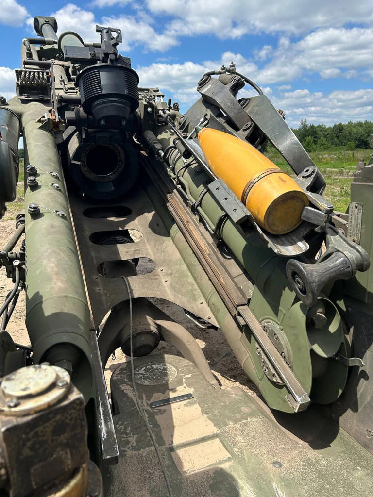 榴彈炮帶有可見的 155 毫米口徑炮彈，來自印度。