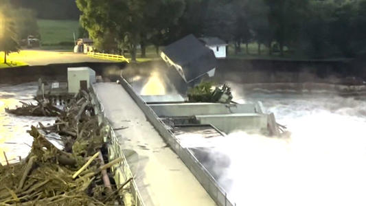 Video shows moment house collapses into river near failing dam<br><br>