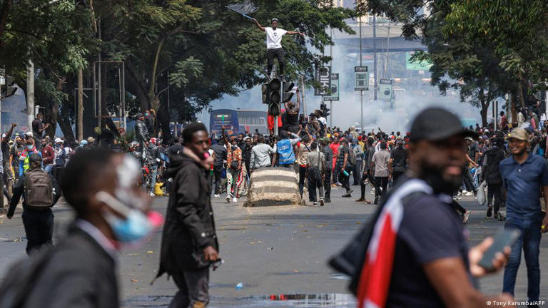 Manifestantes ao longo da avenida Kenyatta para protestar contra o aumento de impostos