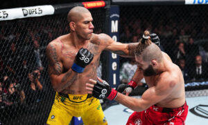 Alex Poatan e Jiri Prochazka em duelo no UFC 295. Foto: Reprodução/UFC