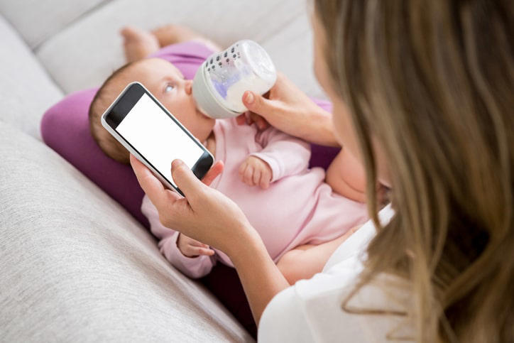 revelan que las mamás que pasan más tiempo en el celular retrasan el habla de sus bebés