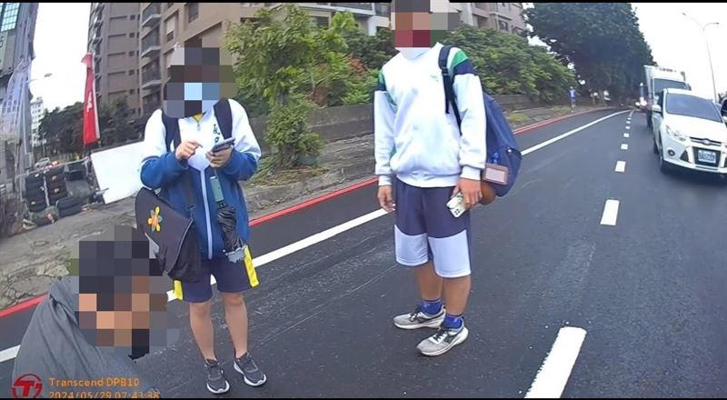 騎士自摔痛到爬不起來！2高中生「肉身擋車」護他 網讚爆：最美的風景