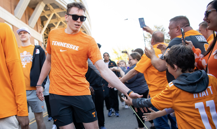 tennessee vols star dalton knecht inadvertently involved in awkward moment during first night of 2024 nba draft