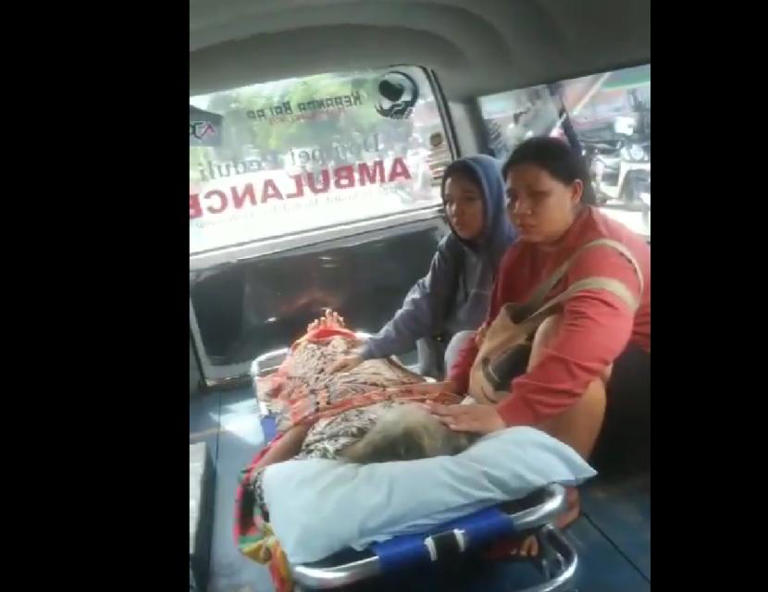 Ambulans berisi orang sakit diberhentikan iring-iringan mobil Presiden.