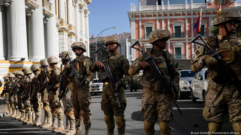 Soldados bloqueiam acesso ao Palácio Presidencial em La Paz