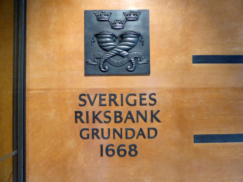 el banco de suecia mantiene los tipos y podría recortarlos tres veces en el segundo semestre