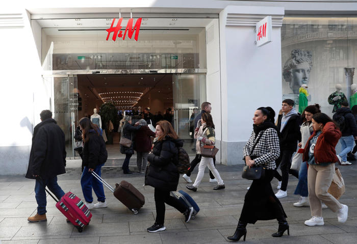 h&m se desploma en bolsa tras alertar del impacto del mal tiempo en las ventas