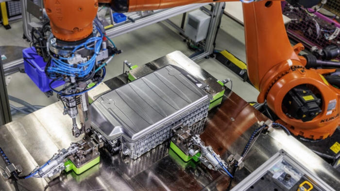 fraunhofer testet demontage ausgedienter elektroautobatterien mit robotern