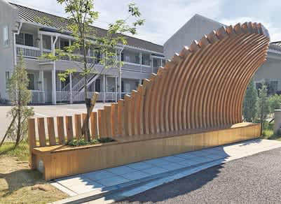 【from 枚方】現代芸術作品のような木製ベンチが地域をつなぐ