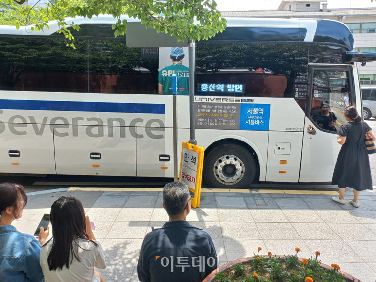 셔틀버스 '만원', 접수창구 순조로워…'무기한 휴진' 세브란스병원 [가보니]
