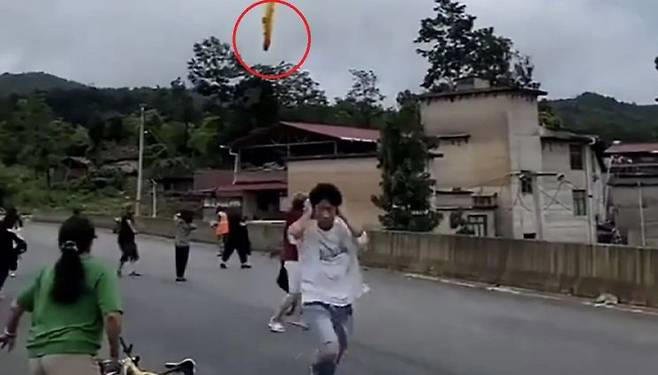 지난 22일 중국 구이저우성 셴차오 마을에 로켓 잔해가 떨어지는 모습을 찍은 사진. 사진 상단 빨간색 원 표시에 보이는 주황색 연기가 로켓 잔해의 낙하 모습이다. 이날 인근 쓰촨성 시창 위성발사센터에서 발사한 창정 2C 로켓의 잔해로 추정되고 있다.[사진 = 웨이보 갈무리]