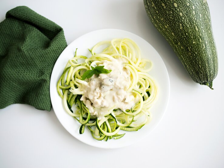 Lecker Zucchini: Zucchini-Nudeln mit cremiger Ziegenkäse-Soße