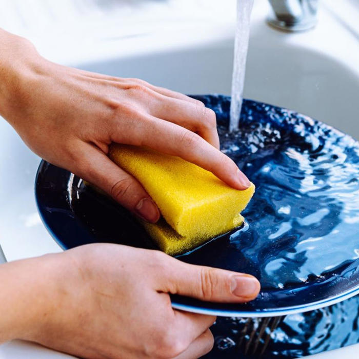 ménage : voici la technique ultime pour nettoyer vos éponges et enlever toutes les bactéries